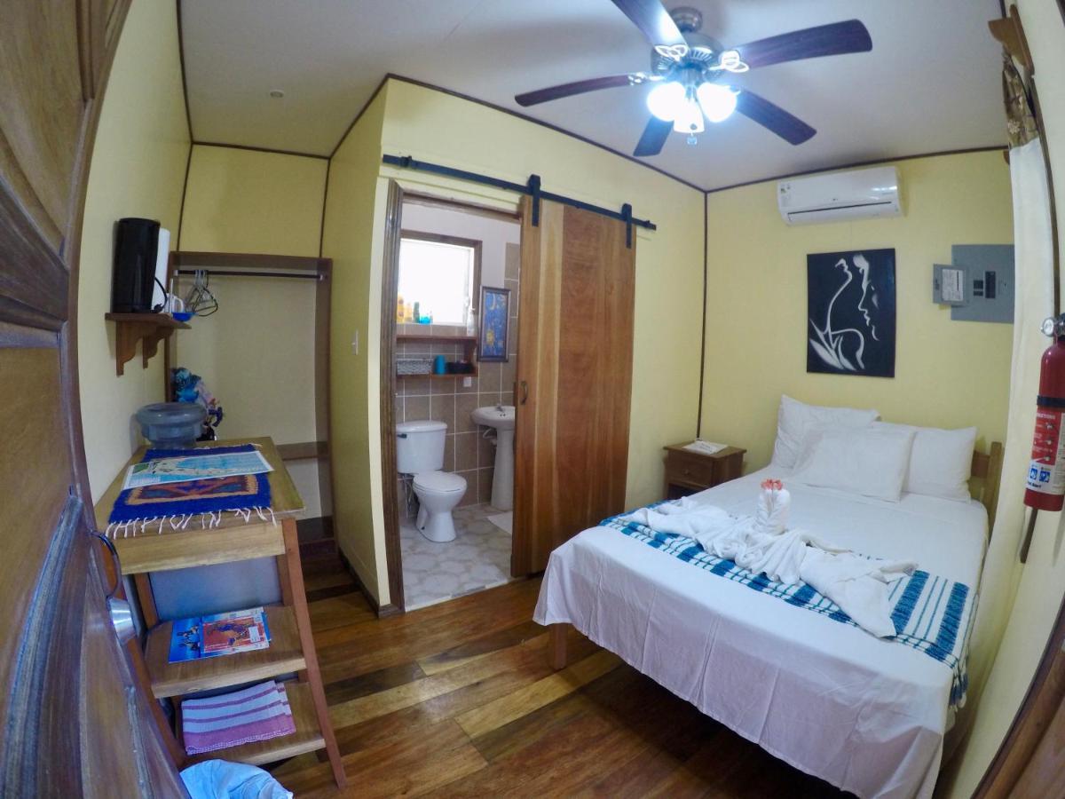 Chila'S Accommodations Caye Caulker Exterior photo